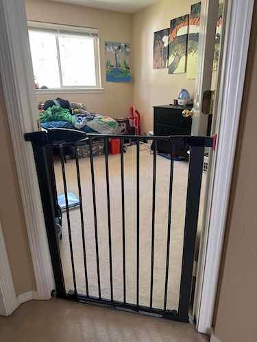 auto close baby gate in doorway